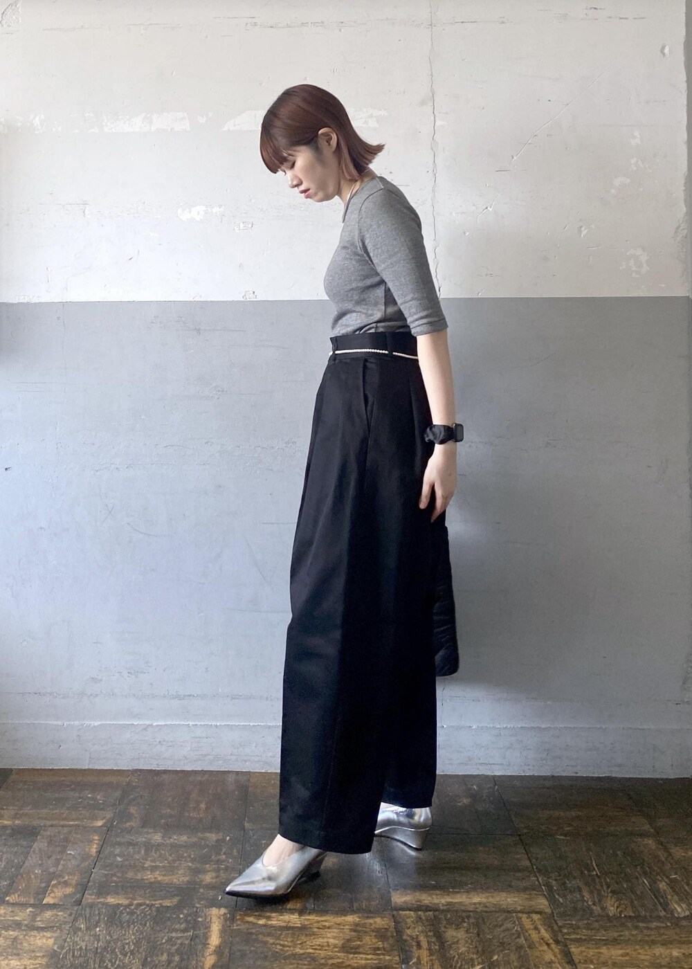 シルバー系のパンプス、ブラック系のトートバッグ、ブラック系のTシャツ/カットソーを着用したレディースの夏コーディネートの3枚目の写真