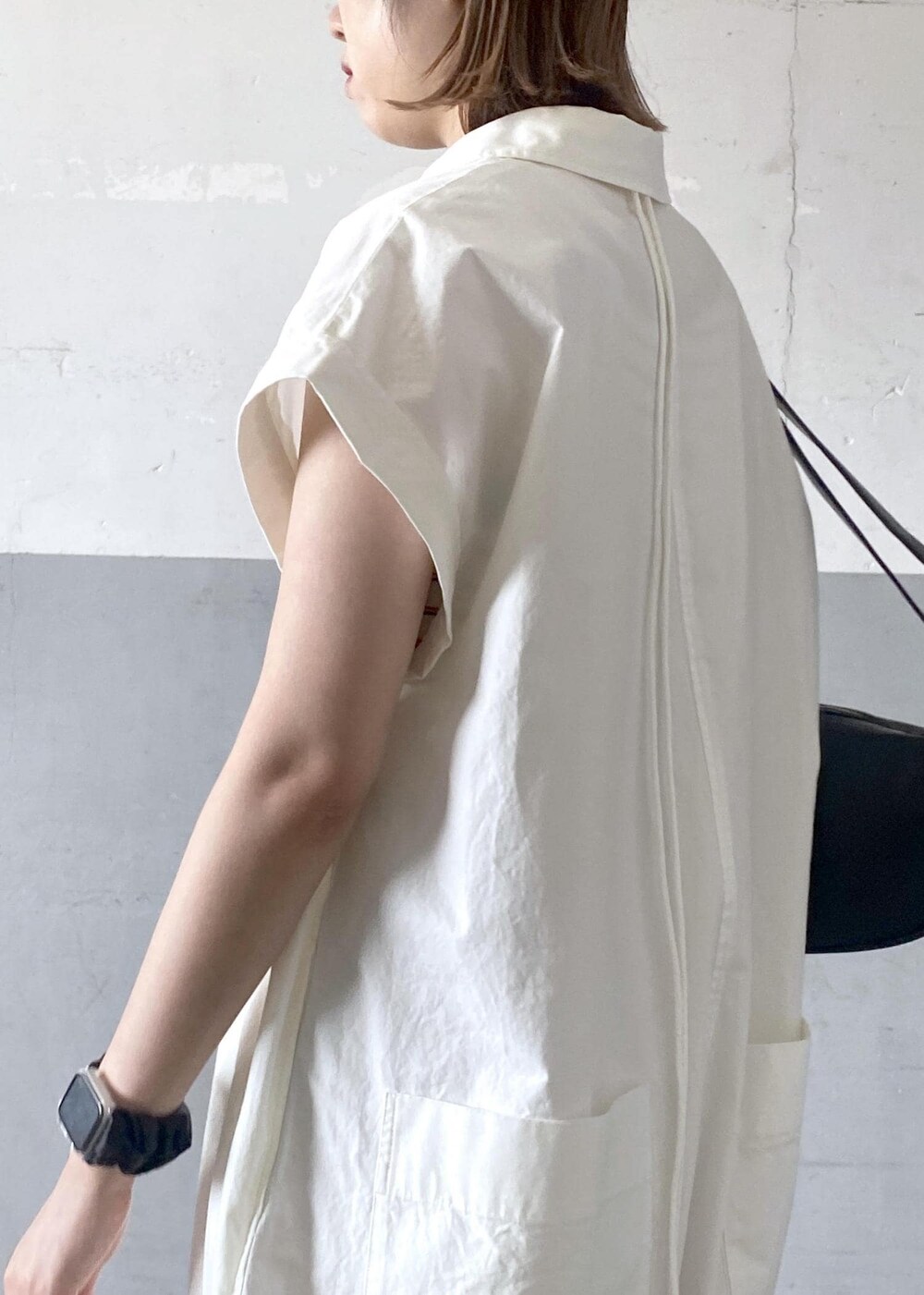 ブラック系のショルダーバッグ、ホワイト系のつなぎ/オールインワンを着用したレディースの夏コーディネートの9枚目の写真