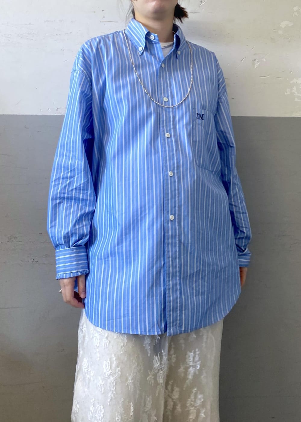 ホワイト系のTシャツ/カットソー、ブラック系のショルダーバッグ、ホワイト系のその他パンツを着用したレディースの春コーディネートの7枚目の写真