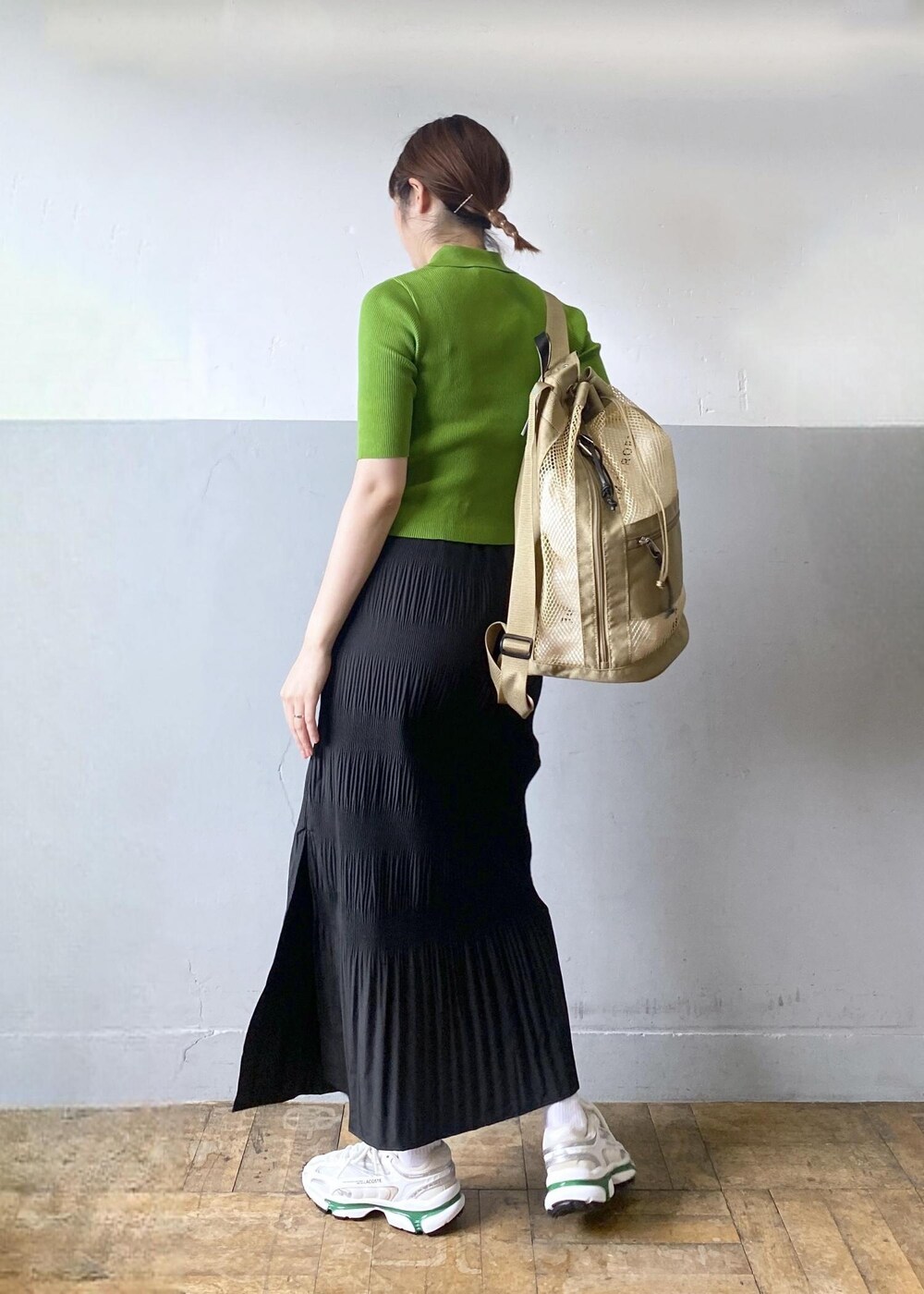 ホワイト系のスニーカー、ブラック系のスカートを着用したレディースの春コーディネートの5枚目の写真