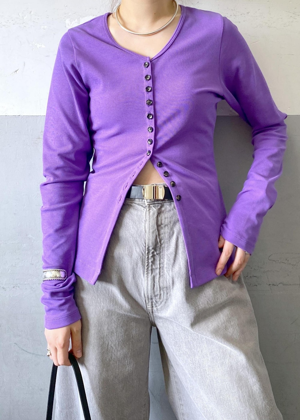 ベージュ系のデニムパンツ、ブラック系のパンプス、パープル系のTシャツ/カットソーを着用したレディースの夏コーディネートの9枚目の写真