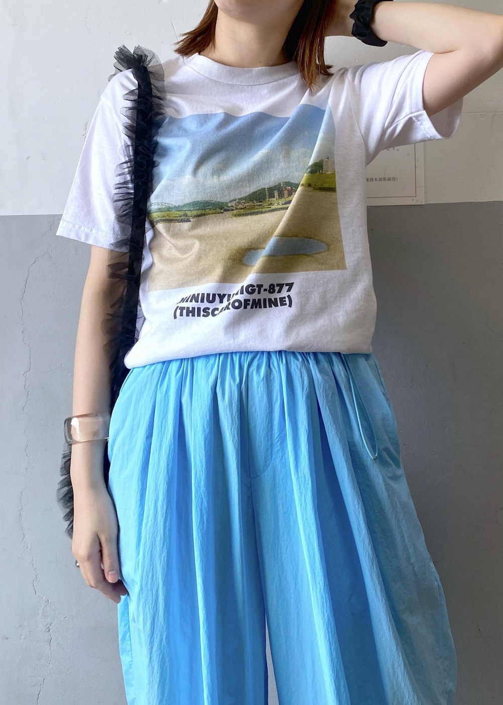 ホワイト系のTシャツ/カットソー、シルバー系のサンダル、ブルー系のその他パンツを着用したレディースの春コーディネートの5枚目の写真