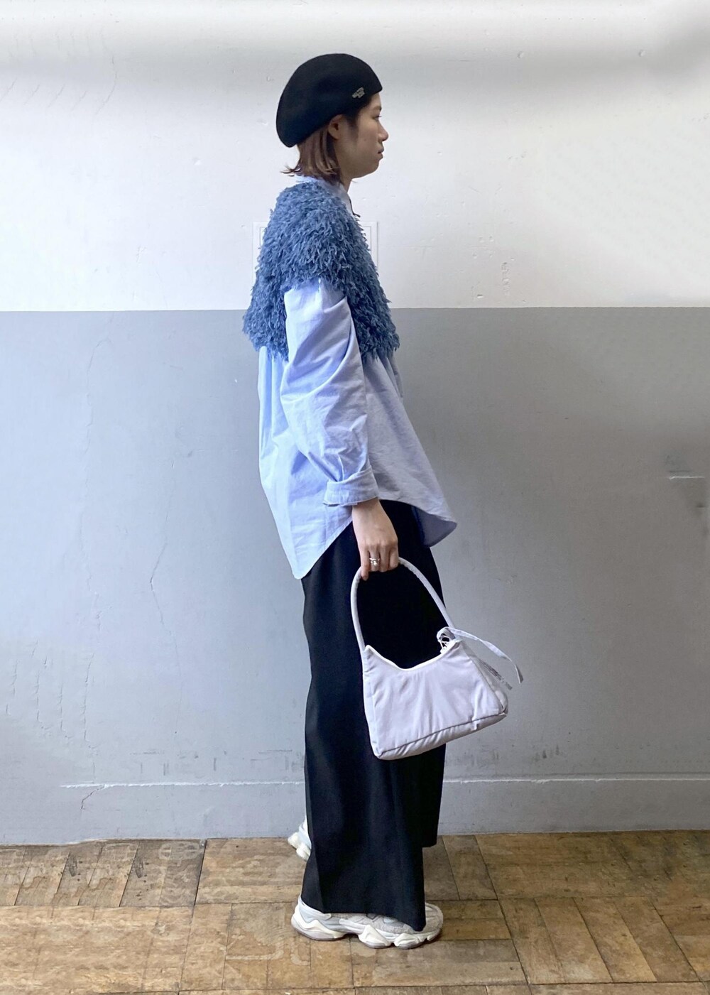 ブルー系のTシャツ/カットソー、ブルー系のシャツ/ブラウス、ブラック系のスラックスを着用したレディースの冬コーディネートの4枚目の写真