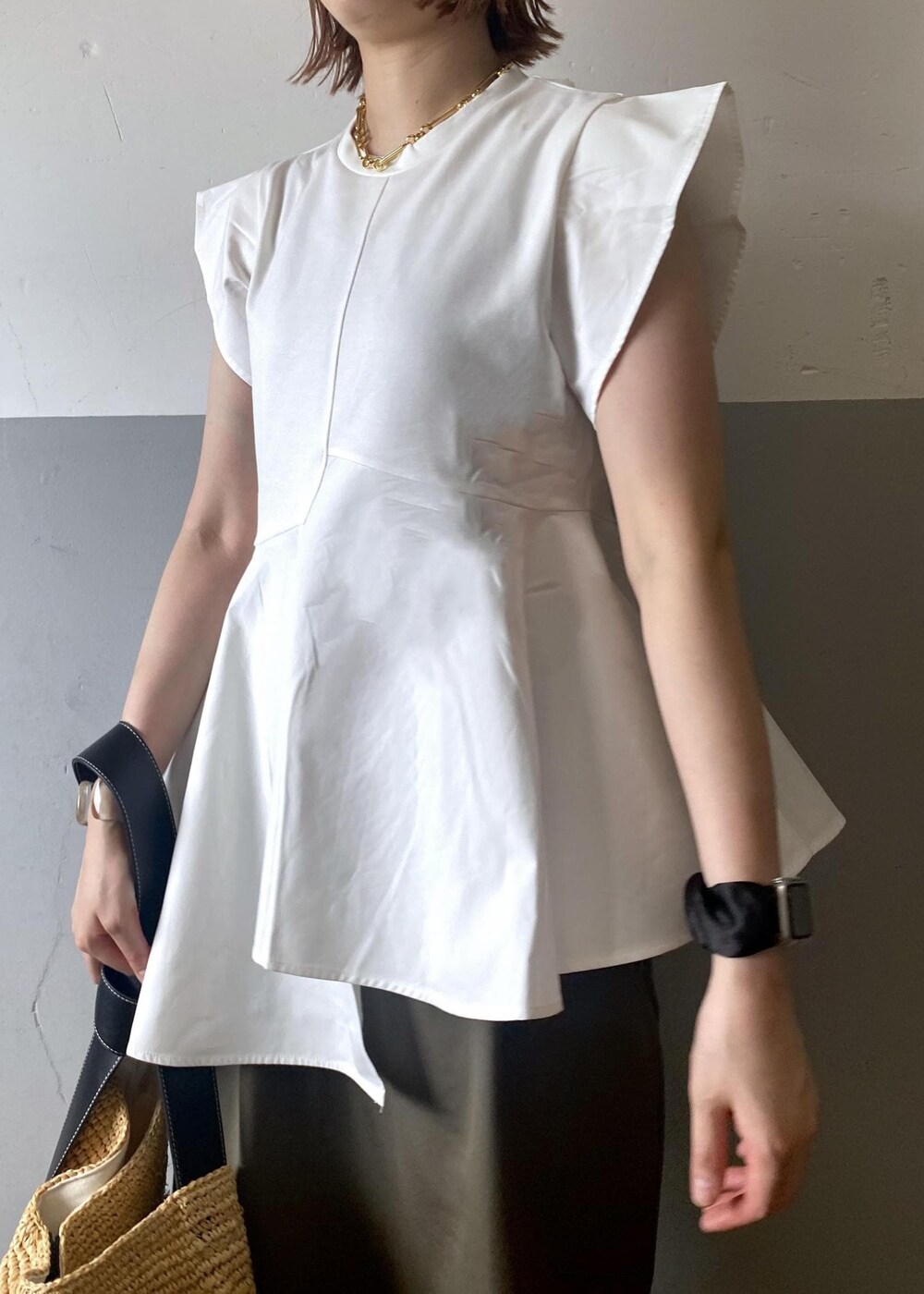 ベージュ系のトートバッグ、グリーン系のワンピース、ホワイト系のTシャツ/カットソーを着用したレディースの夏コーディネートの6枚目の写真