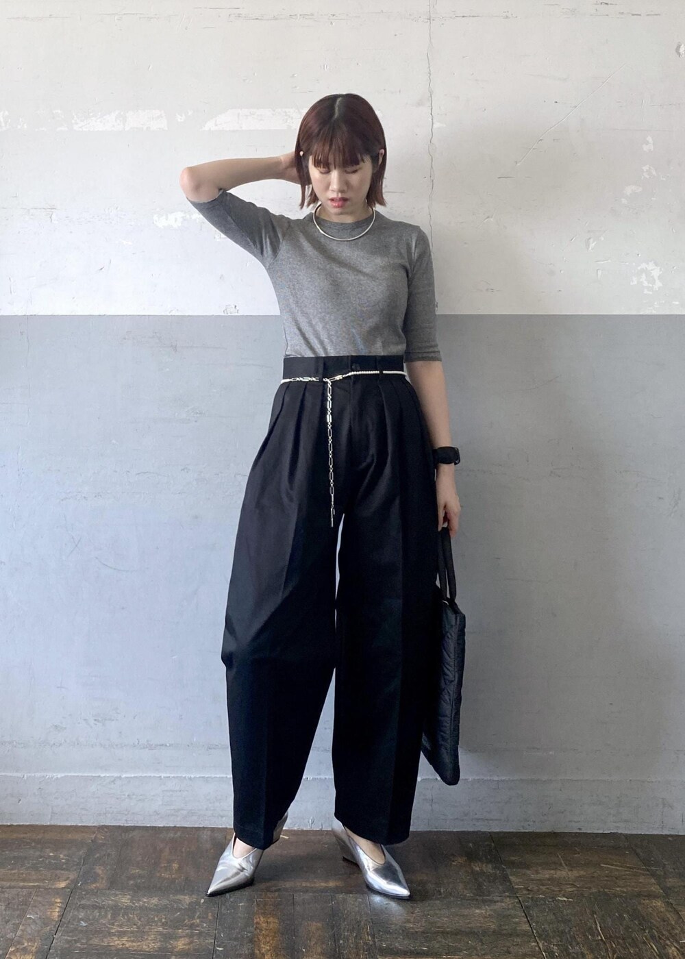 シルバー系のパンプス、ブラック系のトートバッグ、ブラック系のTシャツ/カットソーを着用したレディースの夏コーディネートの10枚目の写真