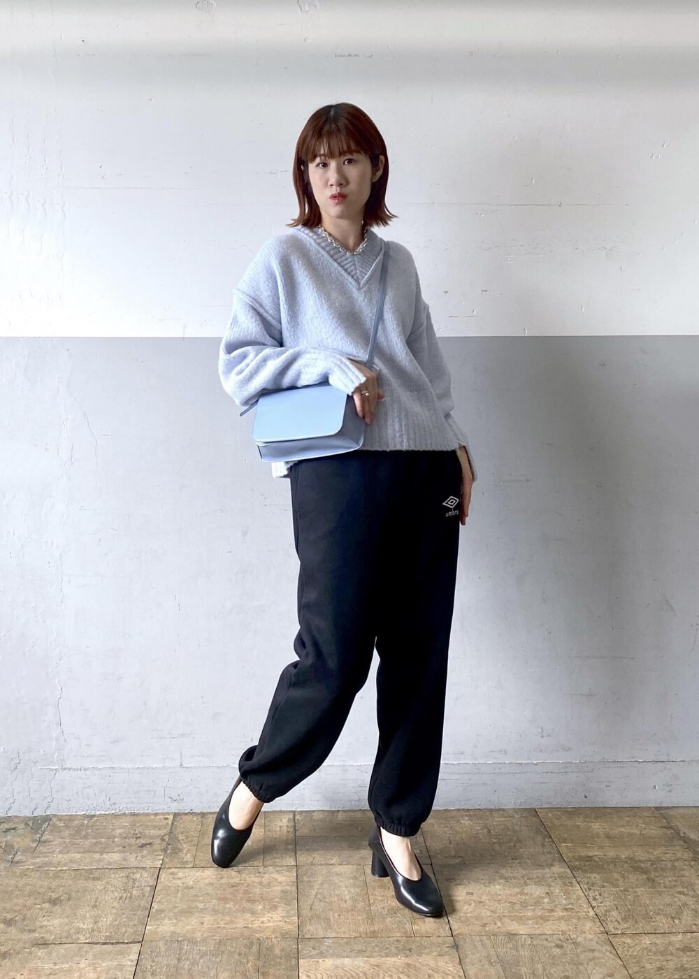 ブルー系のニット/セーター、ブラック系のその他パンツ、ブルー系のショルダーバッグを着用したレディースの秋コーディネートの10枚目の写真
