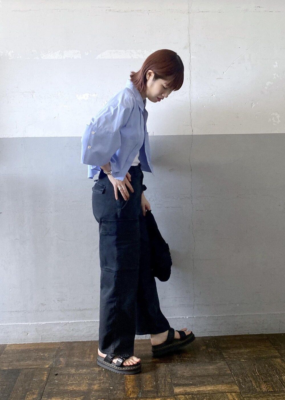 ホワイト系のタンクトップ、ブラック系のカーゴパンツ、ブラック系のトートバッグを着用したレディースの夏コーディネートの4枚目の写真