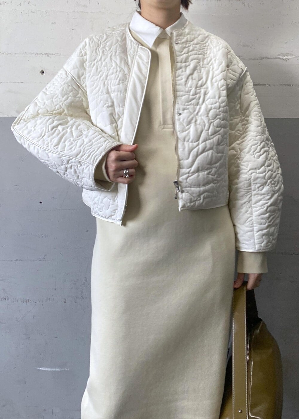 ホワイト系のその他シューズ、ホワイト系のワンピース、ホワイト系のブルゾンを着用したレディースの冬コーディネートの6枚目の写真