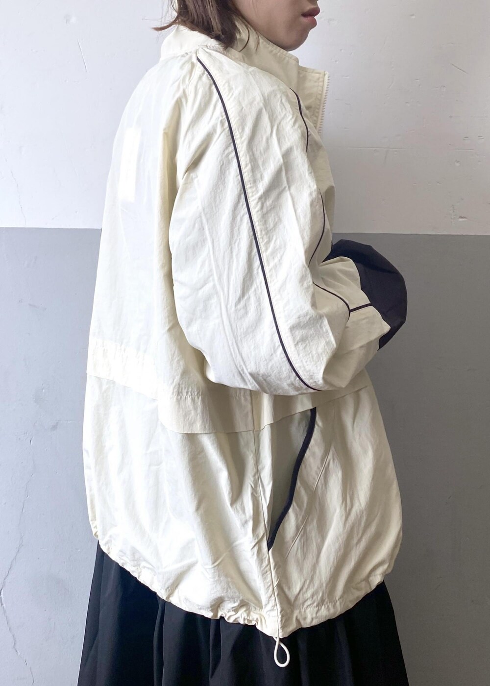 シルバー系のショルダーバッグ、ホワイト系のその他アウター、ブラック系のワンピースを着用したレディースの冬コーディネートの7枚目の写真