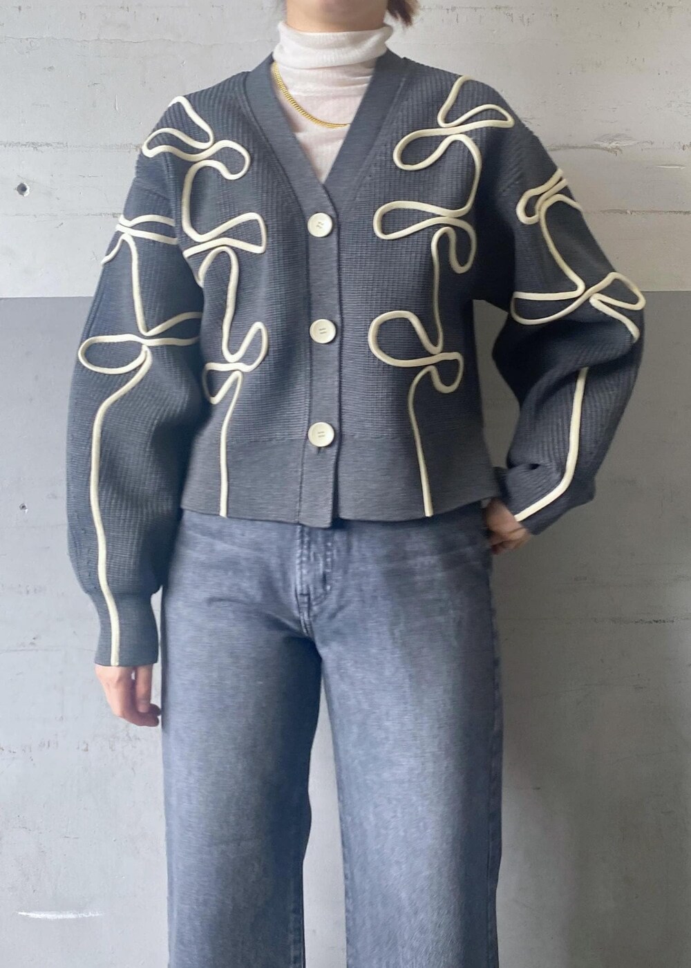 グレー系のデニムパンツ、ホワイト系のその他シューズ、グレー系のカーディガン/ボレロを着用したレディースの秋コーディネートの5枚目の写真