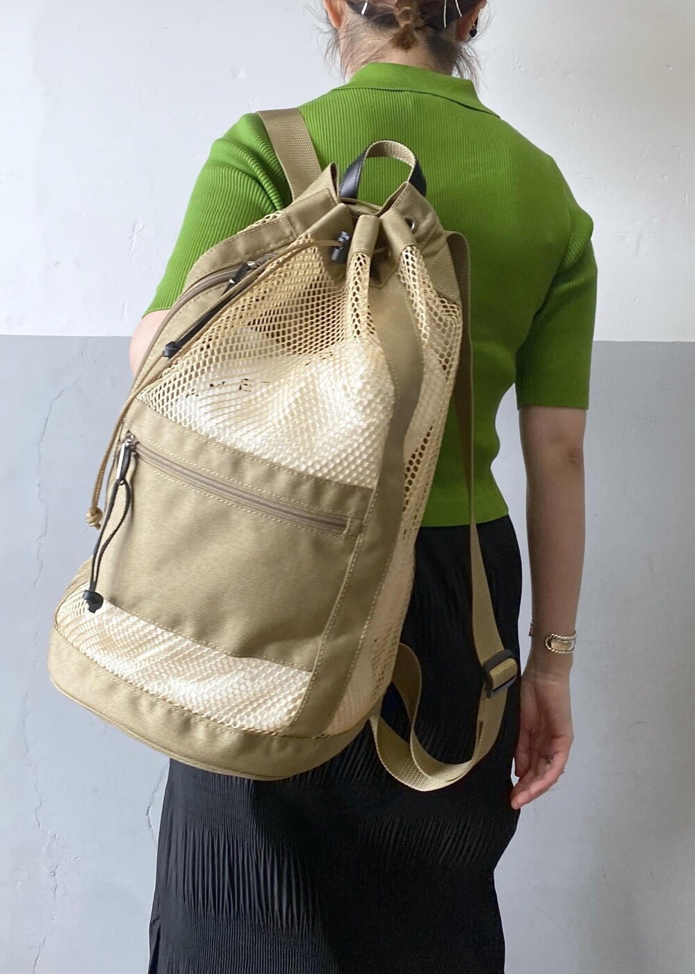 ホワイト系のスニーカー、ブラック系のスカートを着用したレディースの春コーディネートの9枚目の写真