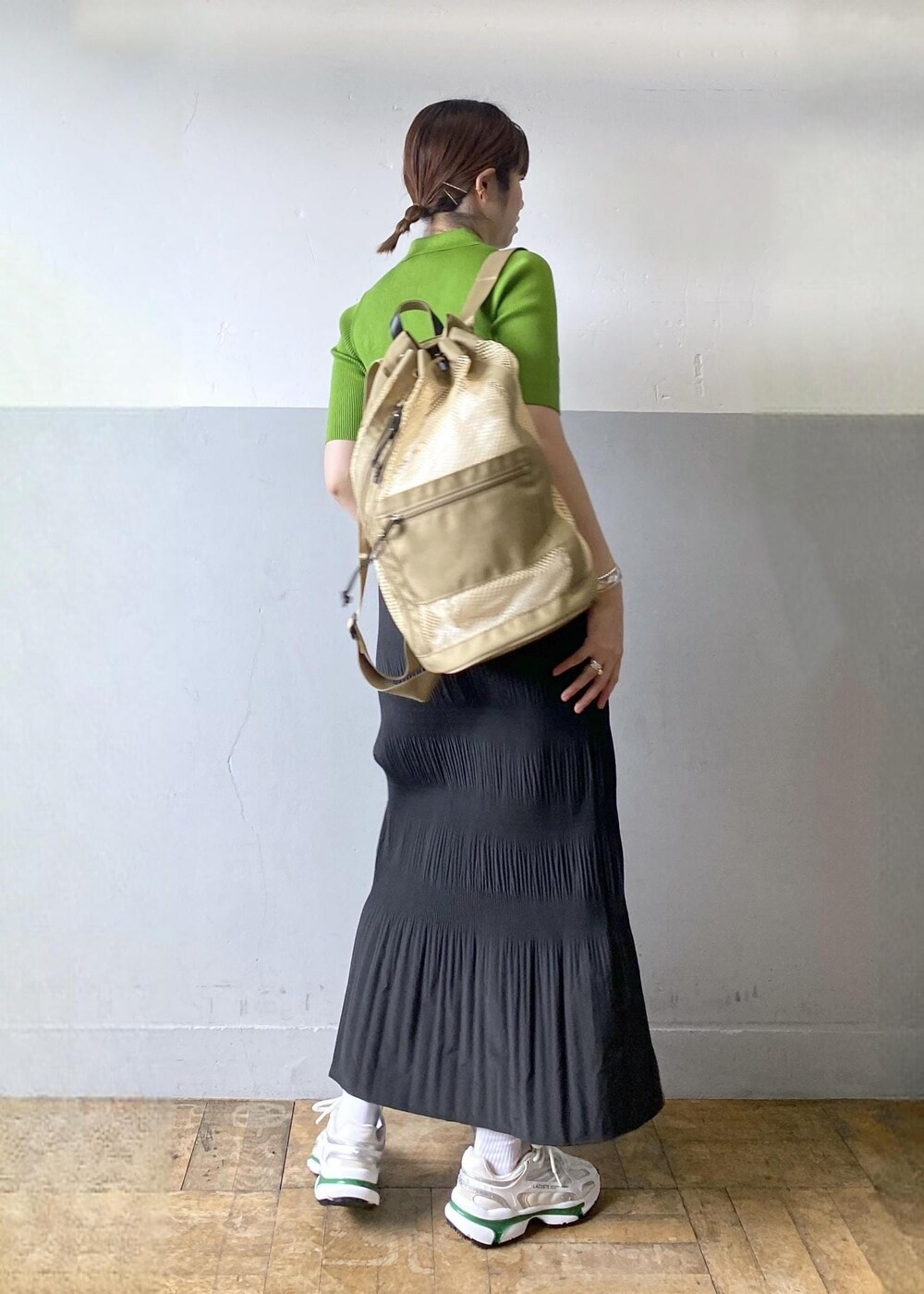 ホワイト系のスニーカー、ブラック系のスカートを着用したレディースの春コーディネートの4枚目の写真