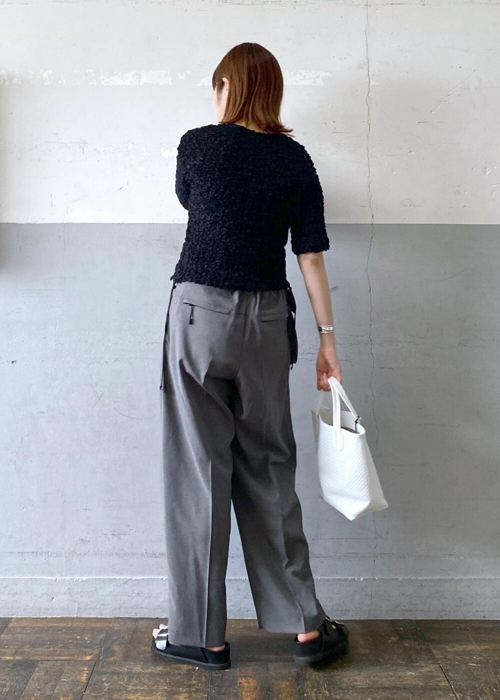 ブラック系のサンダル、ブラック系のカーディガン/ボレロ、ホワイト系のトートバッグを着用したレディースの春コーディネートの3枚目の写真