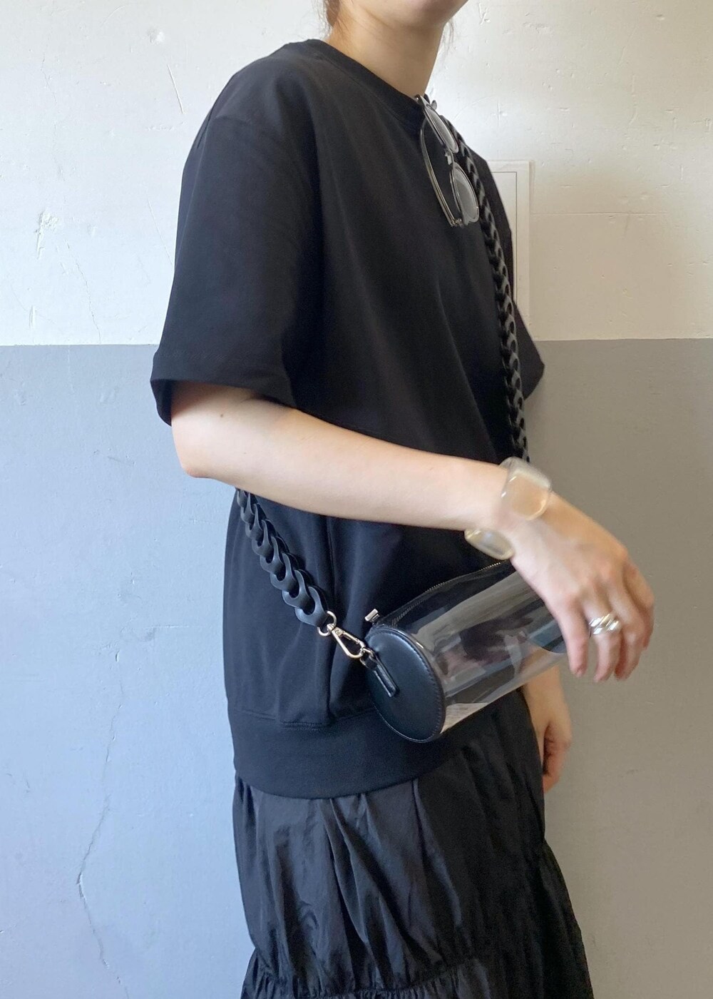 ブラック系のスニーカー、ブラック系のドラムバッグ、ブラック系のワンピースを着用したレディースの夏コーディネートの7枚目の写真