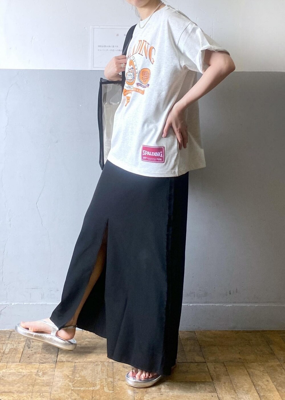 シルバー系のサンダル、ブラック系のトートバッグ、グレー系のTシャツ/カットソーを着用したレディースの夏コーディネートの8枚目の写真