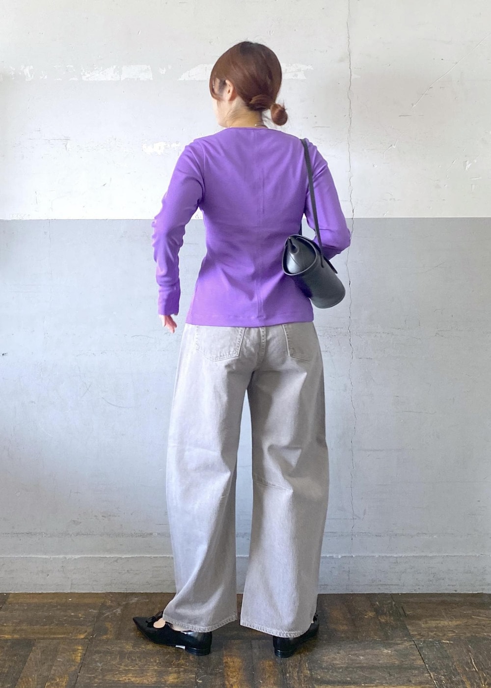 ベージュ系のデニムパンツ、ブラック系のパンプス、パープル系のTシャツ/カットソーを着用したレディースの夏コーディネートの3枚目の写真