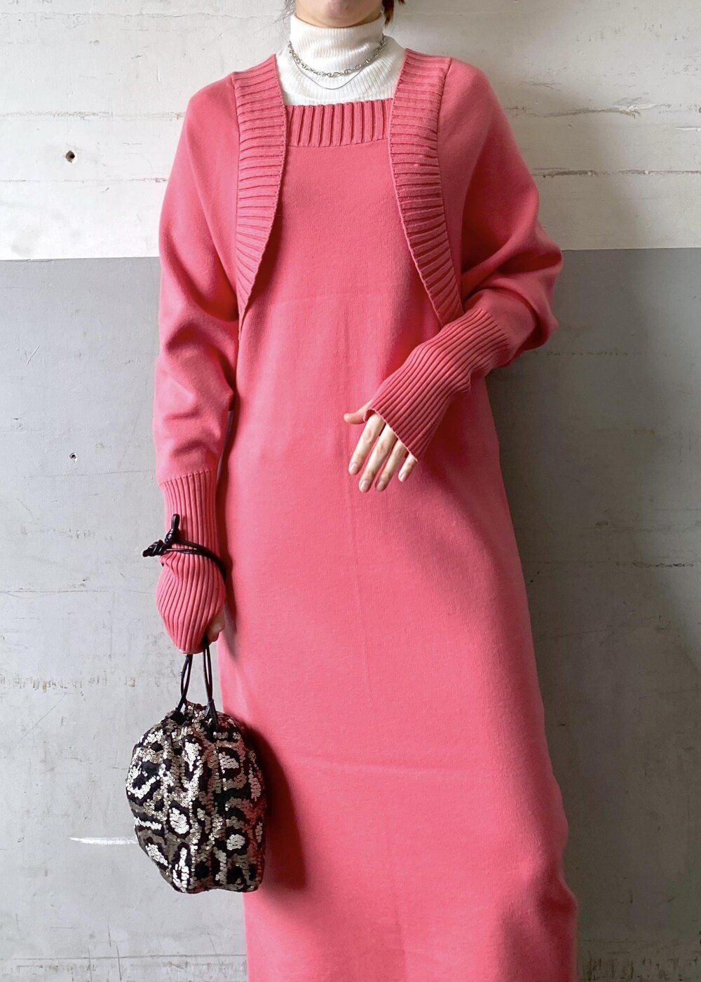 ブラック系のブーツ、ピンク系のワンピース、ホワイト系のニット/セーターを着用したレディースの冬コーディネートの5枚目の写真