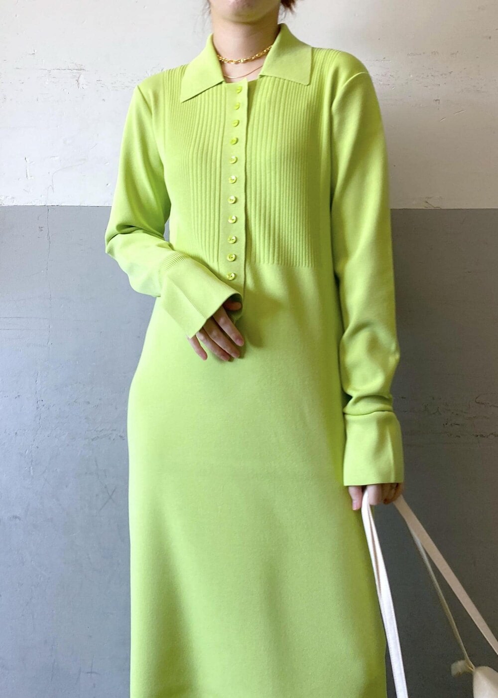 ホワイト系のボディバッグ/ウエストポーチ、ホワイト系のブーツ、グリーン系のワンピースを着用したレディースの秋コーディネートの6枚目の写真