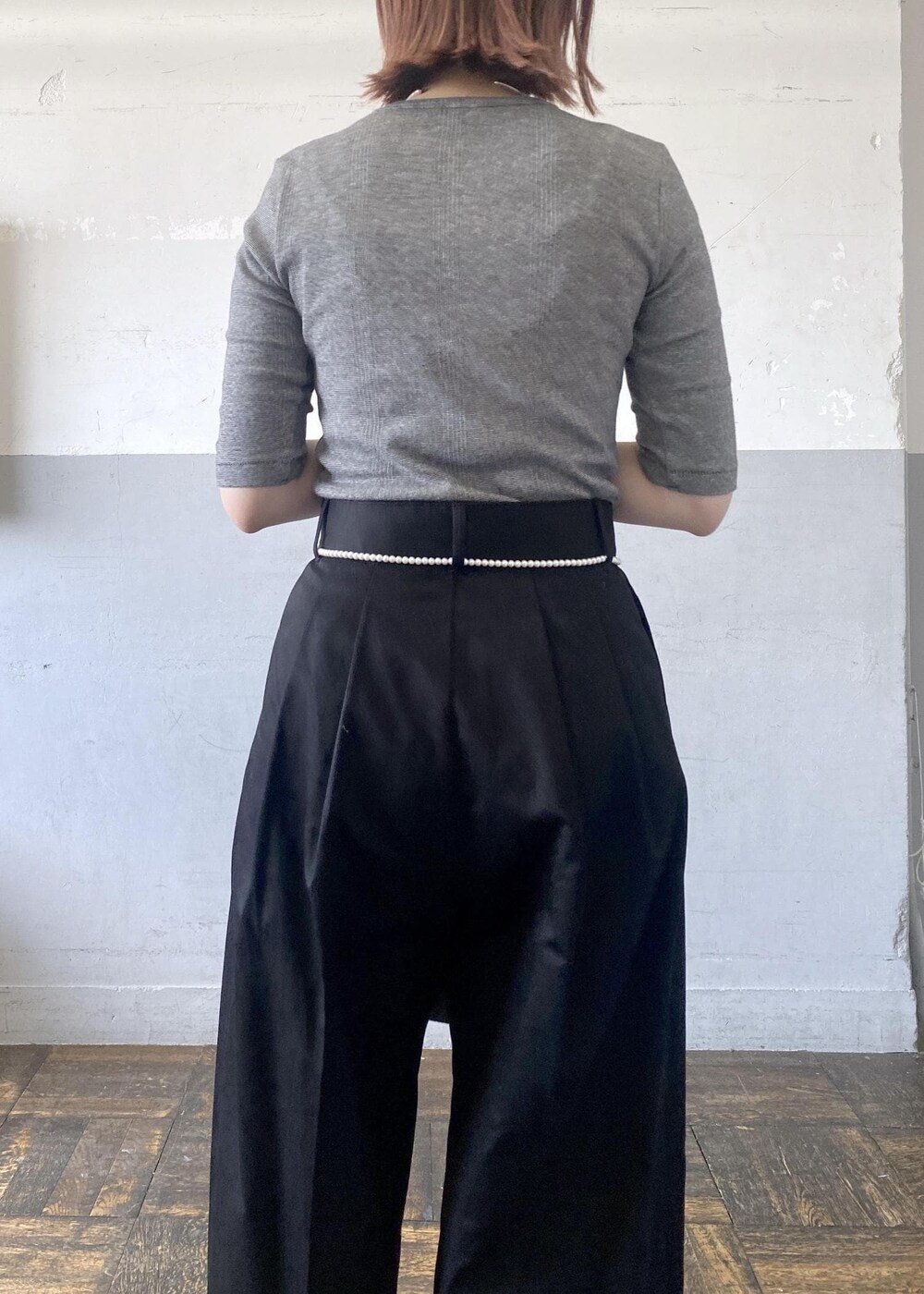 シルバー系のパンプス、ブラック系のトートバッグ、ブラック系のTシャツ/カットソーを着用したレディースの夏コーディネートの8枚目の写真