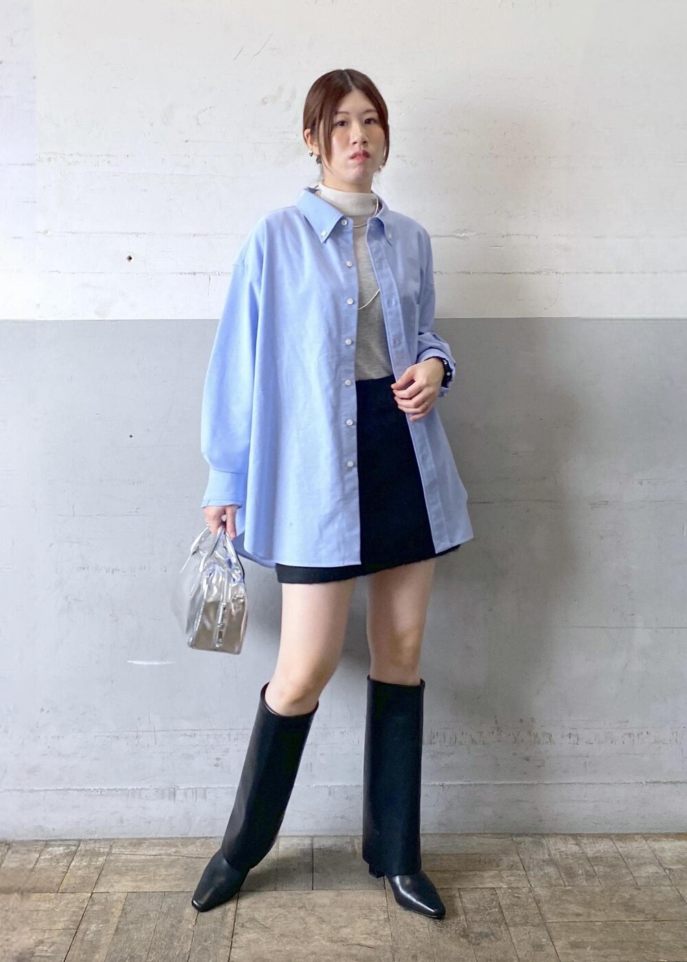 ブラック系のブーツ、シルバー系のショルダーバッグ、ホワイト系のニット/セーターを着用したレディースの秋コーディネートの2枚目の写真