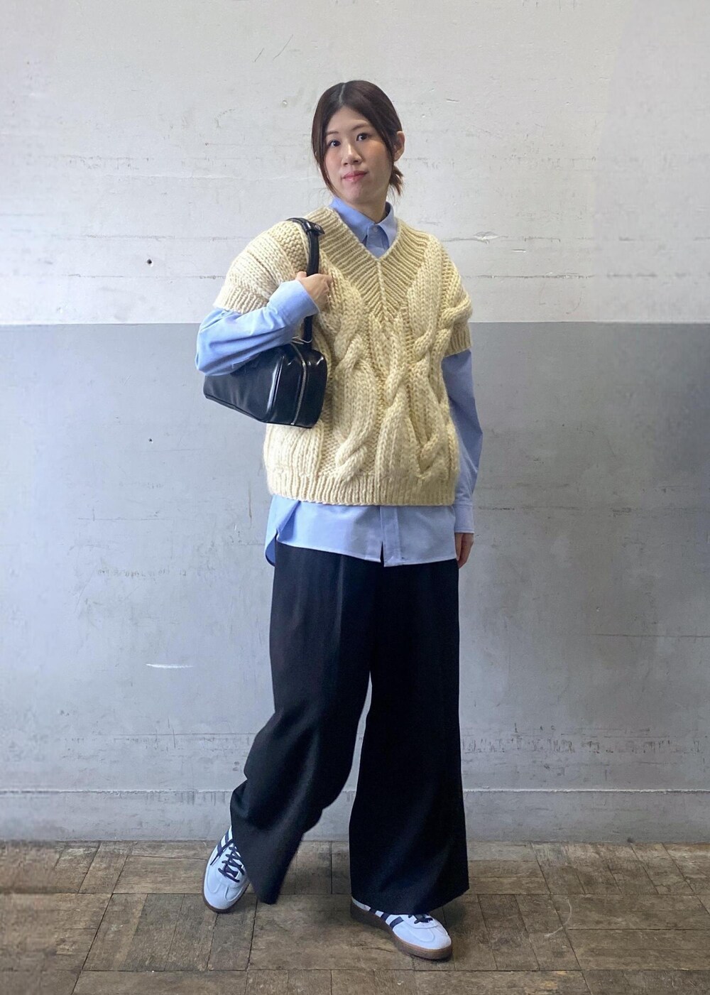 ホワイト系のニット/セーター、ブラック系のボストンバッグ、ブルー系のシャツ/ブラウスを着用したレディースの秋コーディネートの2枚目の写真