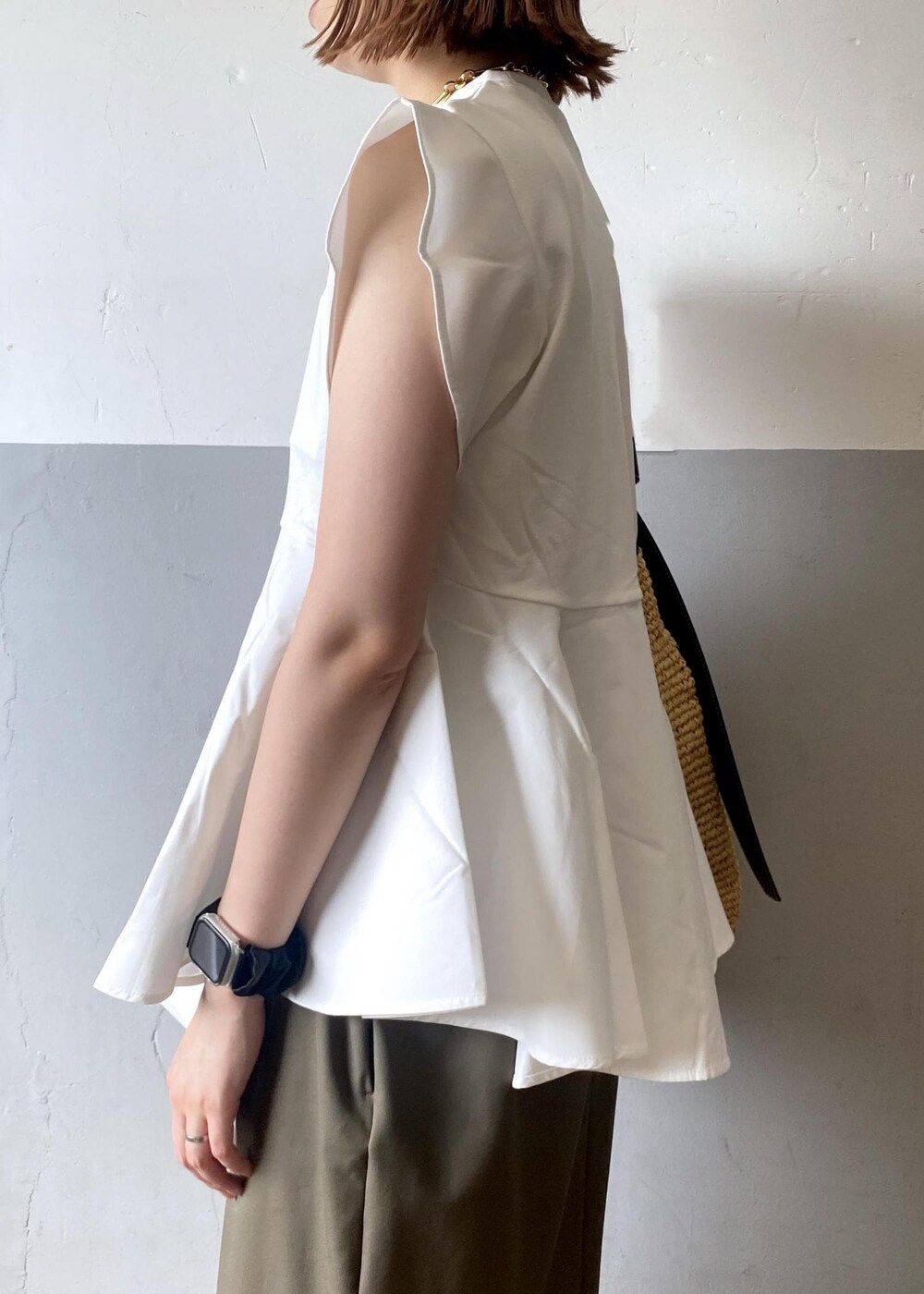 ベージュ系のトートバッグ、グリーン系のワンピース、ホワイト系のTシャツ/カットソーを着用したレディースの夏コーディネートの5枚目の写真