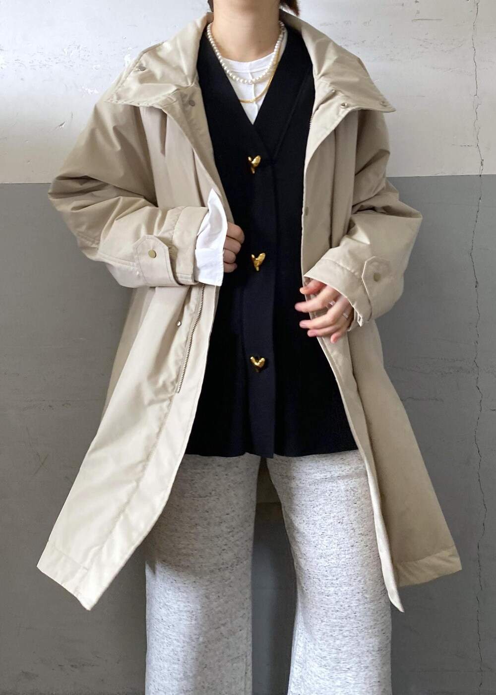 ブラック系のカーディガン/ボレロ、ホワイト系のTシャツ/カットソー、ベージュ系のその他アウターを着用したレディースの冬コーディネートの6枚目の写真