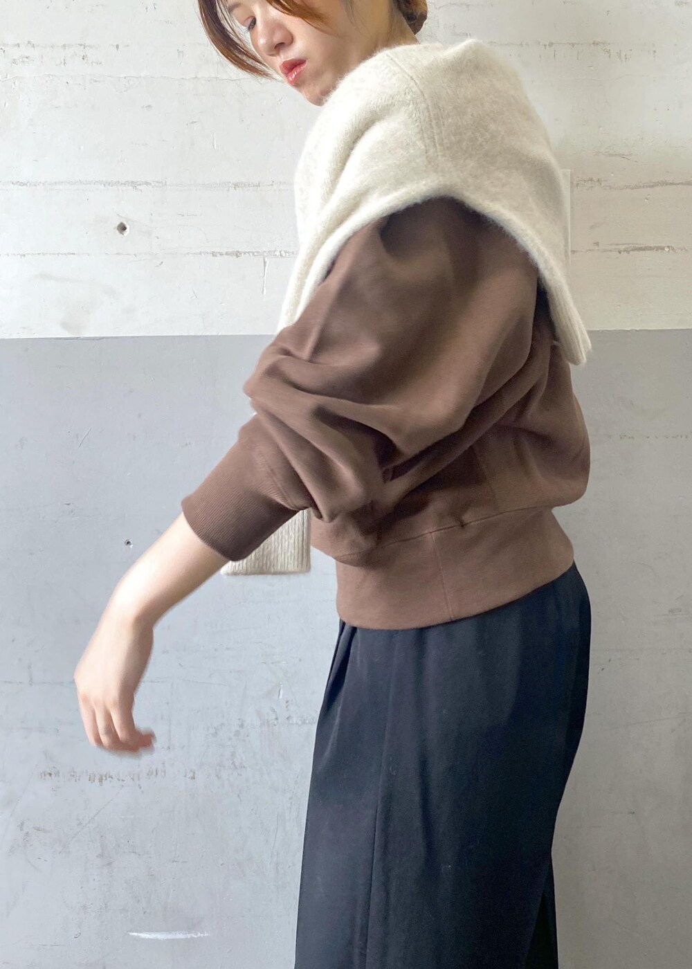 ホワイト系のパンプス、ブラック系のスラックス、ブラック系のボストンバッグを着用したレディースの秋コーディネートの8枚目の写真