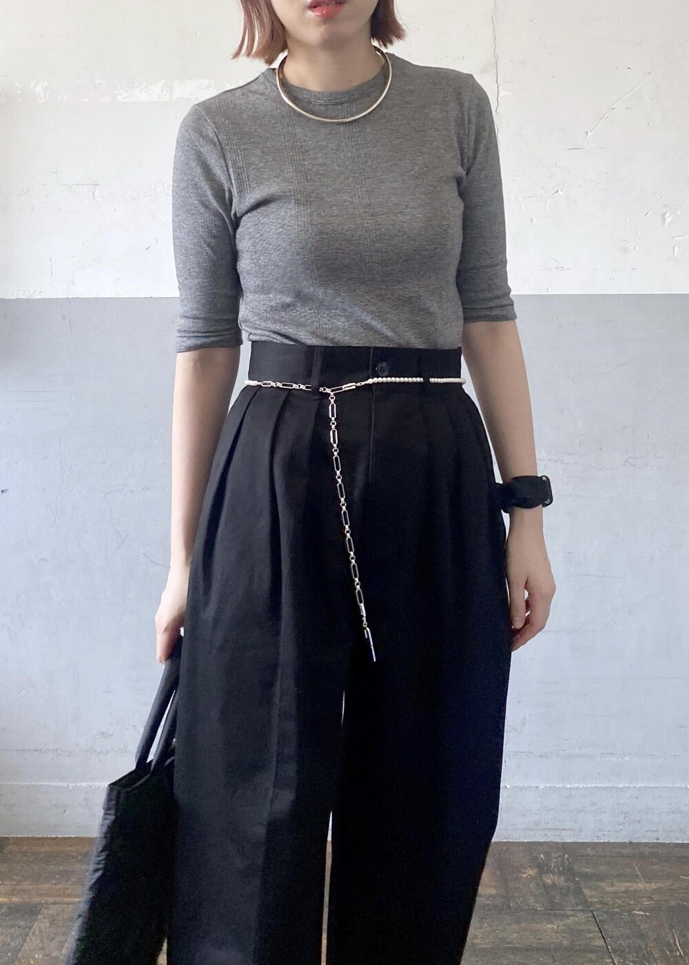 シルバー系のパンプス、ブラック系のトートバッグ、ブラック系のTシャツ/カットソーを着用したレディースの夏コーディネートの6枚目の写真