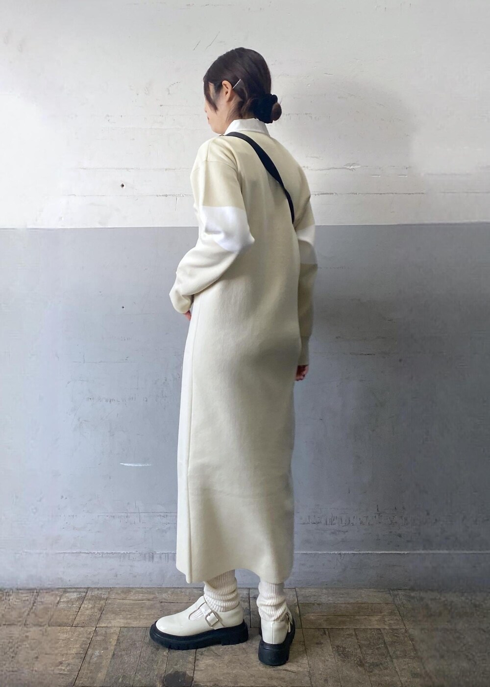 ベージュ系のトートバッグ、ホワイト系のその他シューズ、ホワイト系のワンピースを着用したレディースの冬コーディネートの4枚目の写真