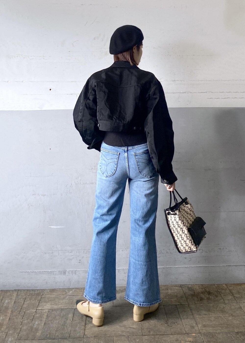 ベージュ系のパンプスを着用したレディースの冬コーディネートの3枚目の写真