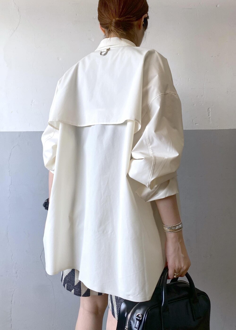 ブラック系のサンダル、ブラック系のボストンバッグ、ブラック系のタンクトップを着用したレディースの春コーディネートの8枚目の写真