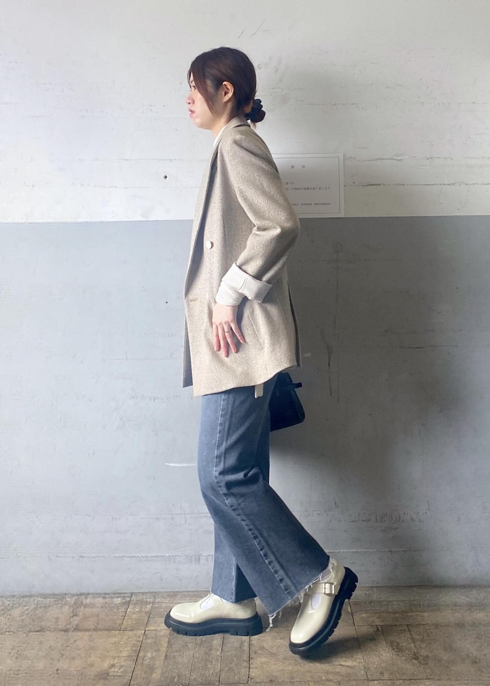 グレー系のデニムパンツ、ホワイト系のその他シューズ、ホワイト系のニット/セーターを着用したレディースの秋コーディネートの4枚目の写真