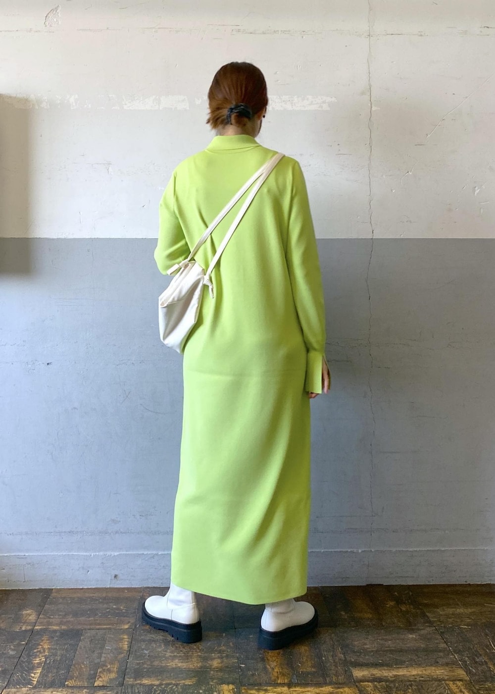 ホワイト系のボディバッグ/ウエストポーチ、ホワイト系のブーツ、グリーン系のワンピースを着用したレディースの秋コーディネートの3枚目の写真