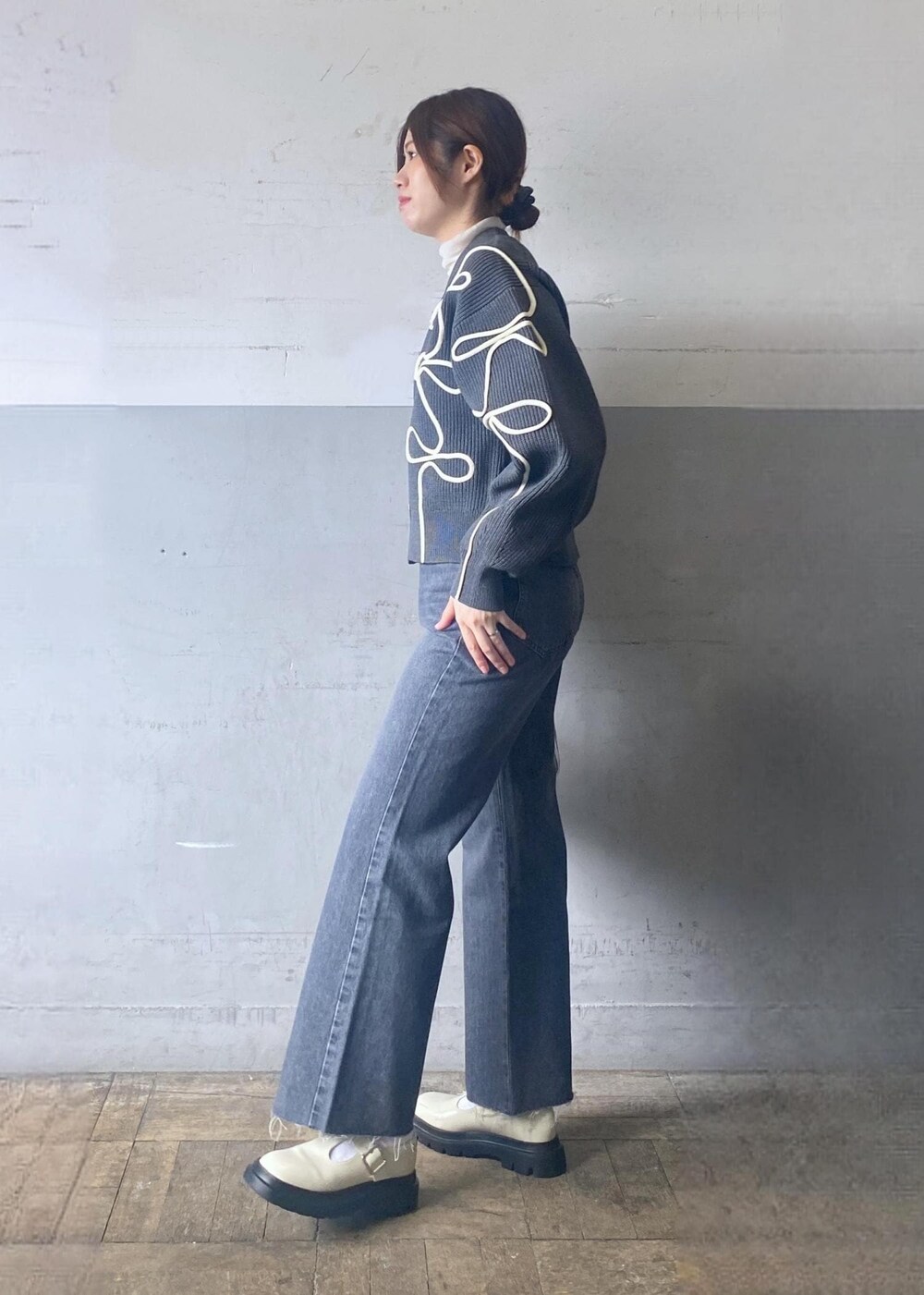 グレー系のデニムパンツ、ホワイト系のその他シューズ、グレー系のカーディガン/ボレロを着用したレディースの秋コーディネートの3枚目の写真