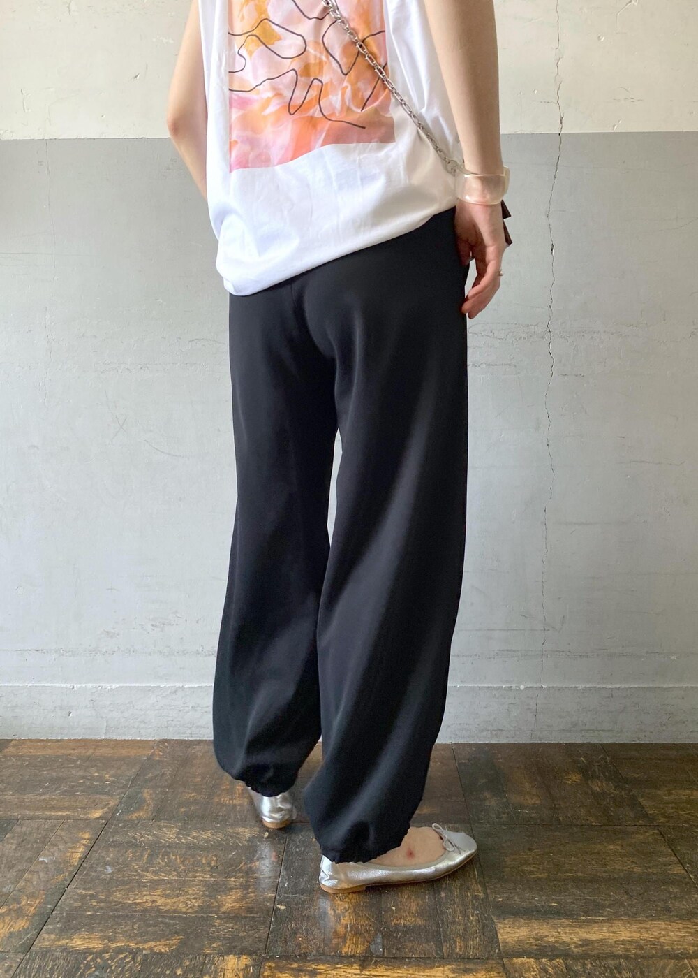 シルバー系のバレエシューズ、ホワイト系のTシャツ/カットソー、その他のショルダーバッグを着用したレディースの夏コーディネートの8枚目の写真