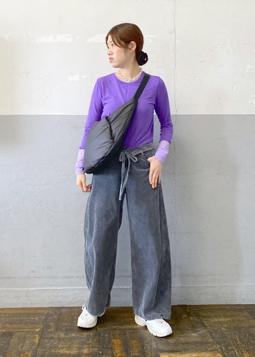 ホワイト系のスニーカー、パープル系のTシャツ/カットソー、グレー系のその他パンツを着用したレディースの秋コーディネートの9枚目の写真
