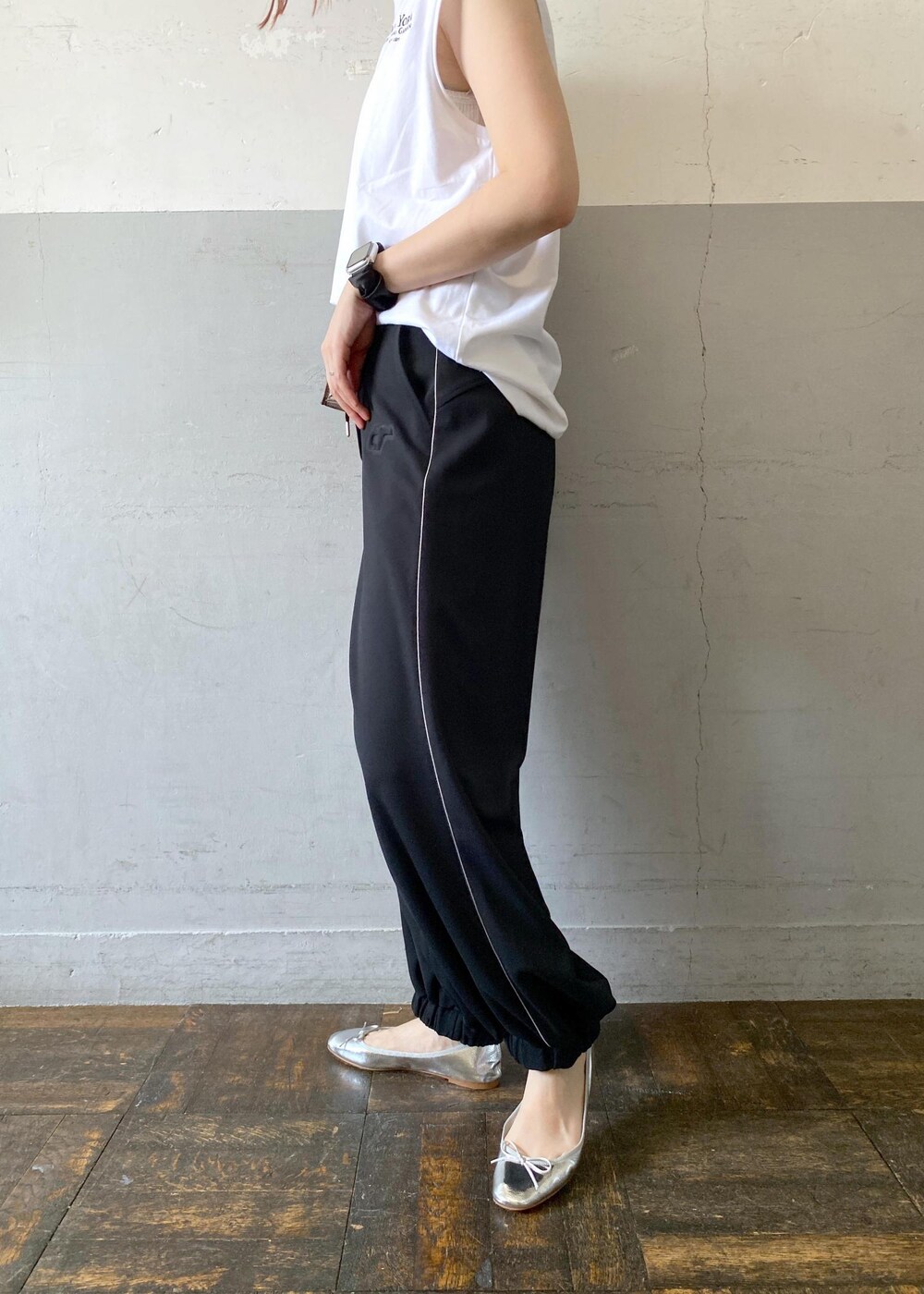 シルバー系のバレエシューズ、ホワイト系のTシャツ/カットソー、その他のショルダーバッグを着用したレディースの夏コーディネートの7枚目の写真