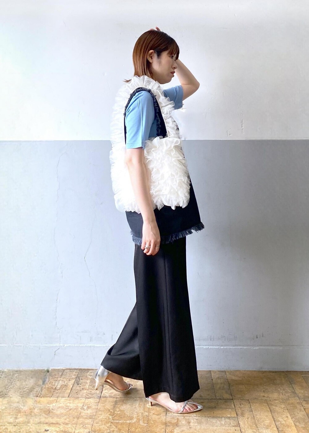 シルバー系のサンダル、ブラック系のシャツ/ブラウス、ブラック系のスラックスを着用したレディースの春コーディネートの4枚目の写真