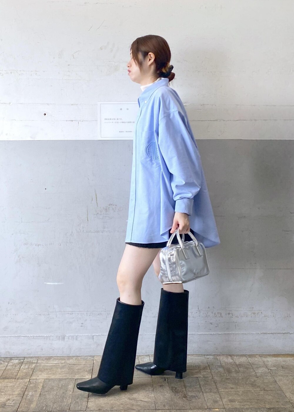 ブラック系のブーツ、シルバー系のショルダーバッグ、ホワイト系のニット/セーターを着用したレディースの秋コーディネートの5枚目の写真