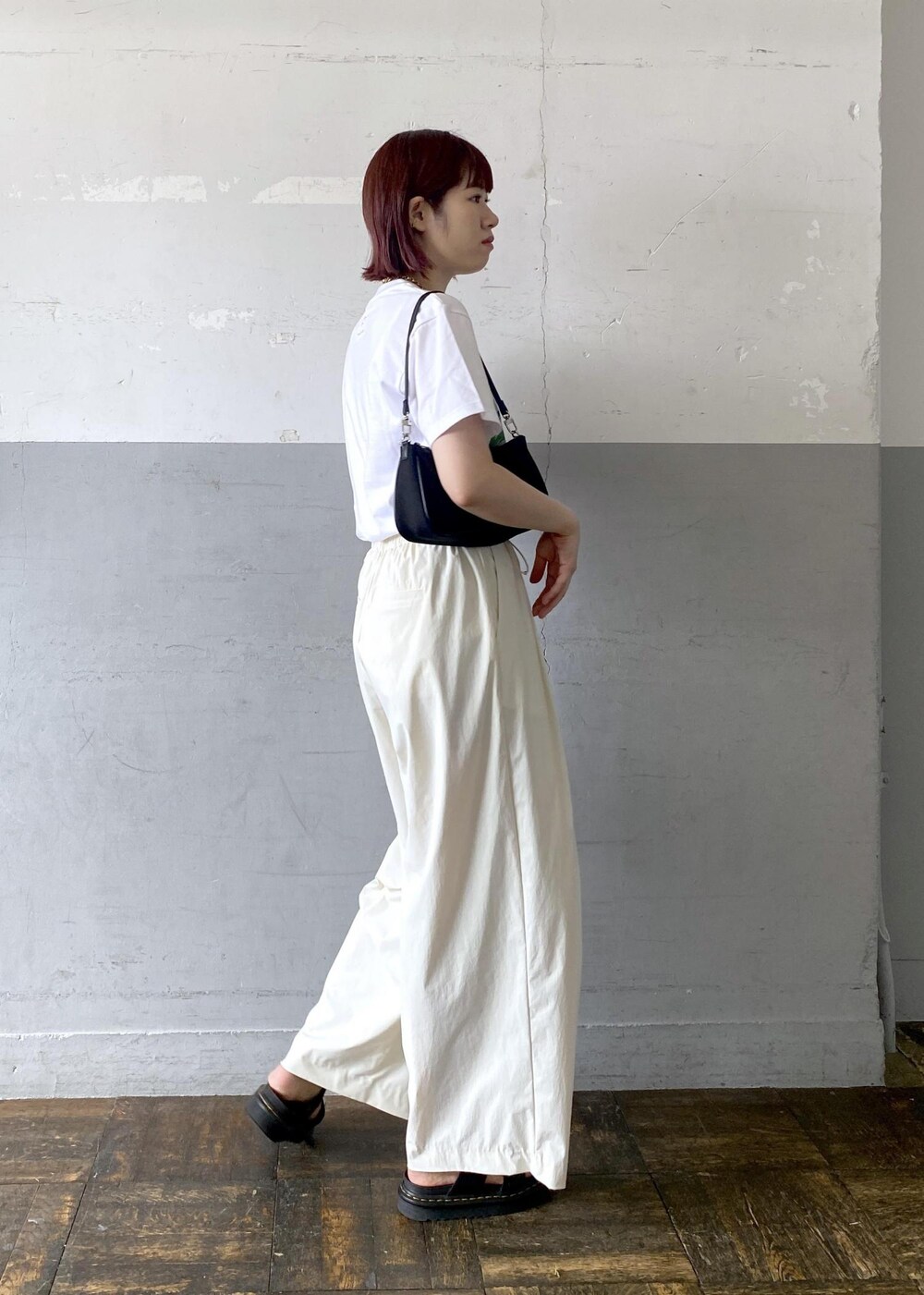 ブラック系のショルダーバッグ、ホワイト系のTシャツ/カットソーを着用したレディースの夏コーディネートの4枚目の写真