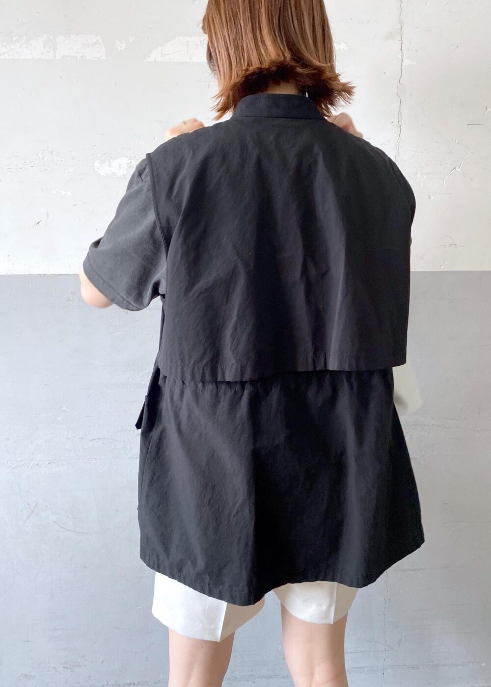 ブラック系のTシャツ/カットソー、ホワイト系のその他パンツ、シルバー系のショルダーバッグを着用したレディースの夏コーディネートの7枚目の写真