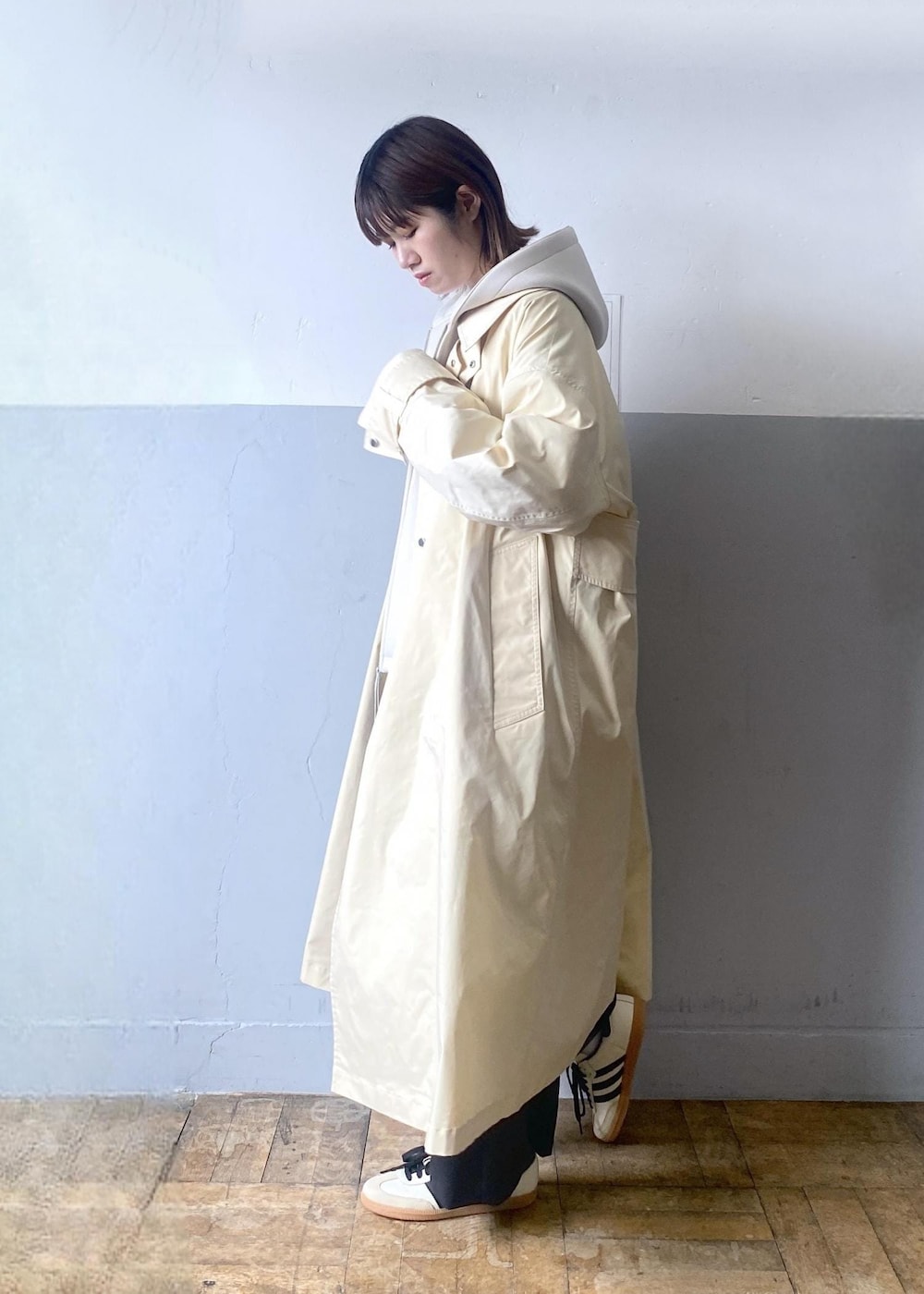 ブラック系のショルダーバッグ、ホワイト系のTシャツ/カットソー、ホワイト系のブルゾンを着用したレディースの春コーディネートの3枚目の写真