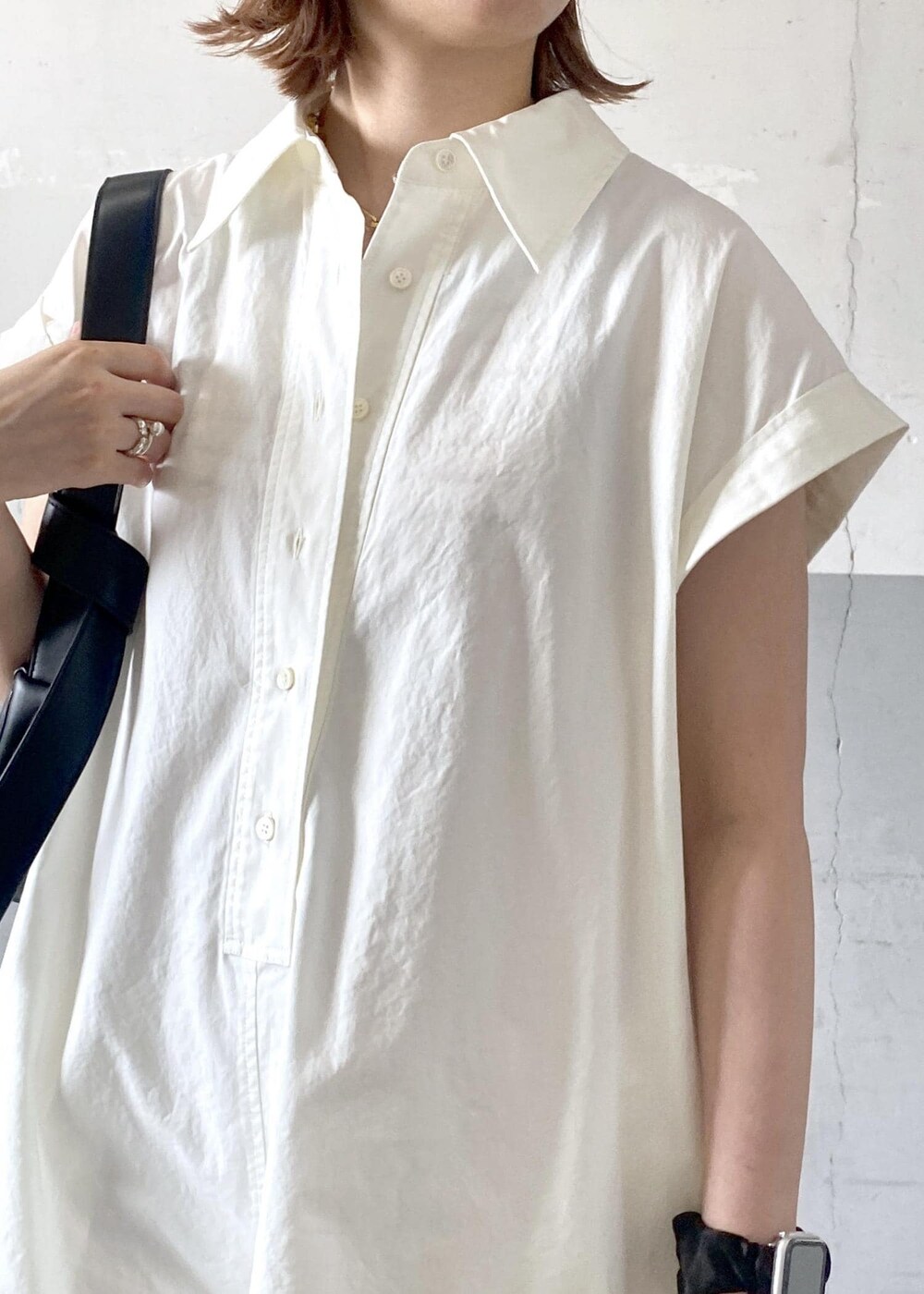 ブラック系のショルダーバッグ、ホワイト系のつなぎ/オールインワンを着用したレディースの夏コーディネートの6枚目の写真