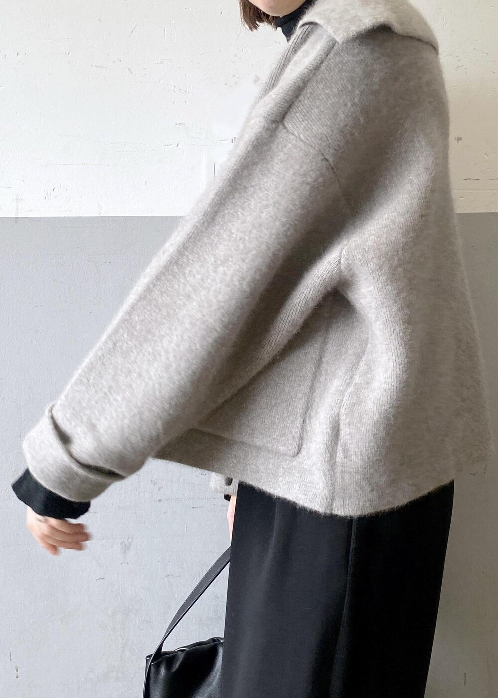 ブラック系のニット/セーター、ベージュ系のカーディガン/ボレロ、ブラック系のハンドバッグを着用したレディースの秋コーディネートの10枚目の写真