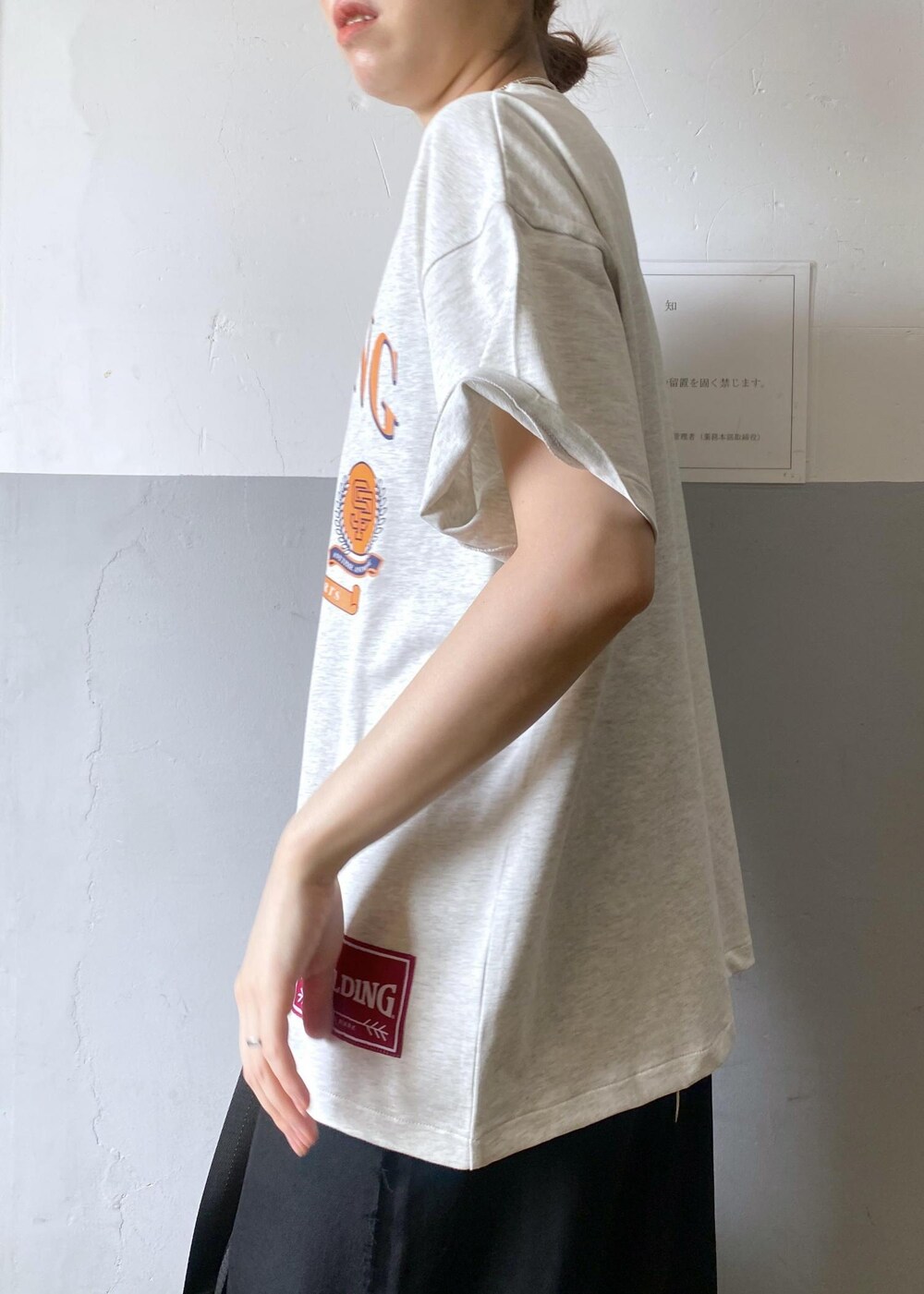 シルバー系のサンダル、ブラック系のトートバッグ、グレー系のTシャツ/カットソーを着用したレディースの夏コーディネートの6枚目の写真