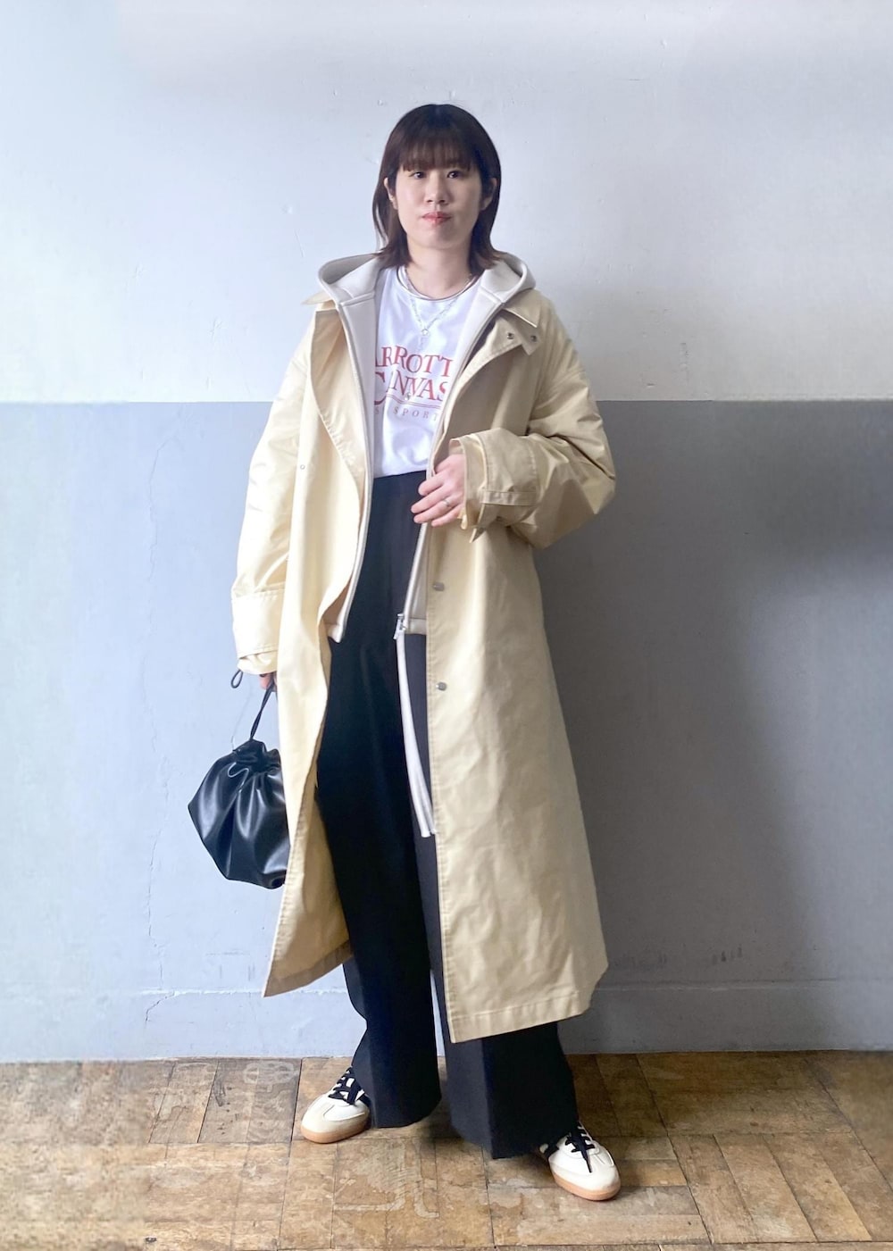 ブラック系のショルダーバッグ、ホワイト系のTシャツ/カットソー、ホワイト系のブルゾンを着用したレディースの春コーディネートの2枚目の写真