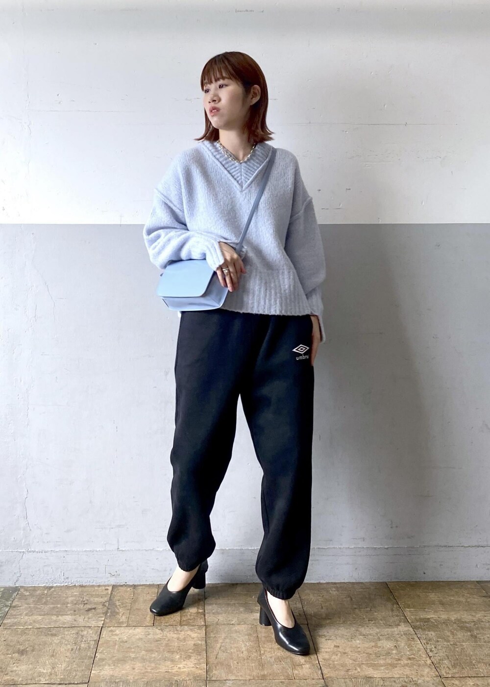 ブルー系のニット/セーター、ブラック系のその他パンツ、ブルー系のショルダーバッグを着用したレディースの秋コーディネートの9枚目の写真