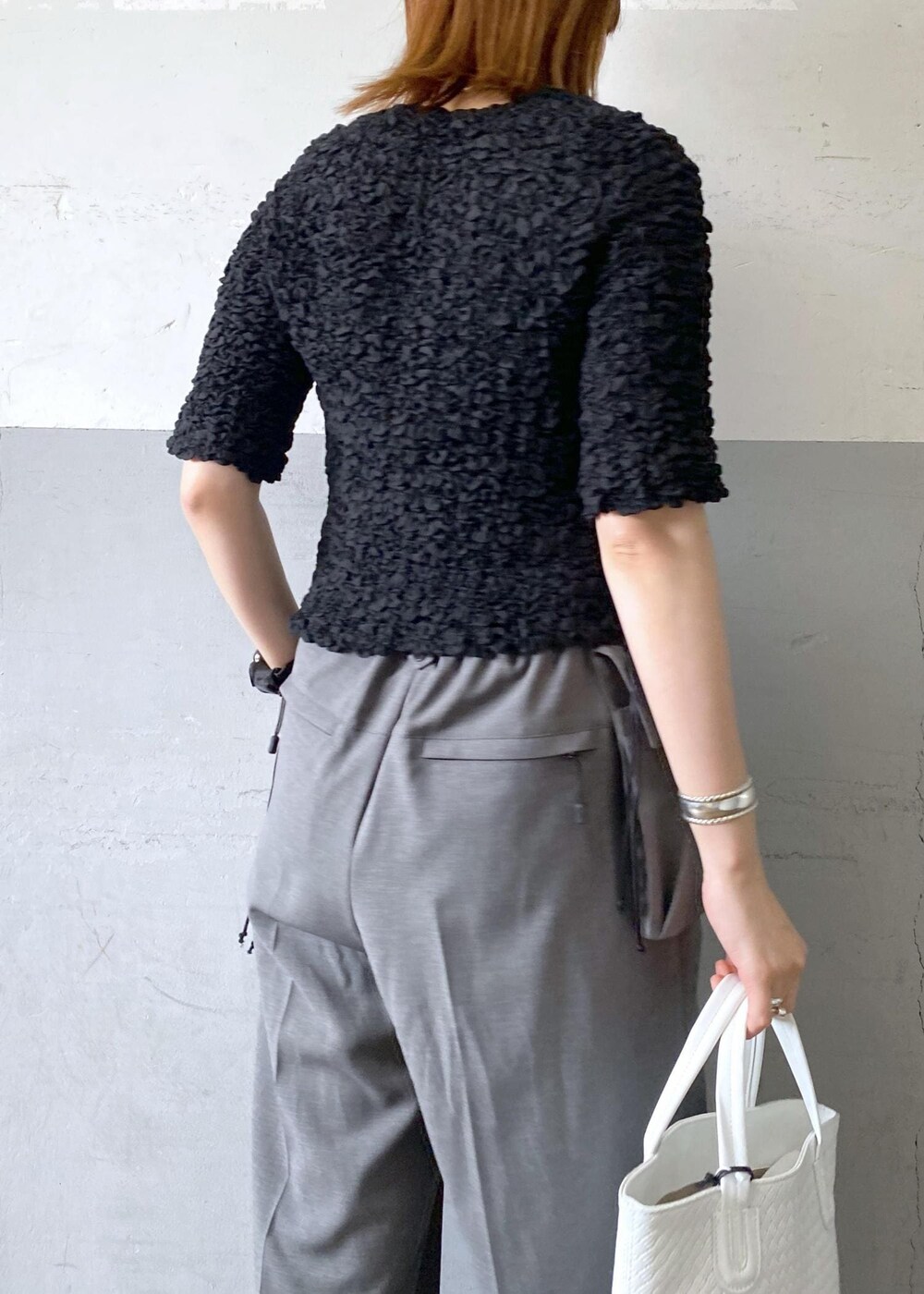 ブラック系のサンダル、ブラック系のカーディガン/ボレロ、ホワイト系のトートバッグを着用したレディースの春コーディネートの8枚目の写真