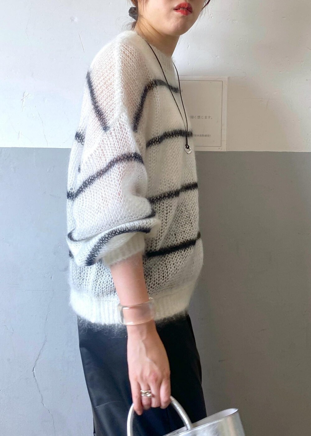 ホワイト系のスニーカー、ホワイト系のニット/セーター、ブラック系のその他パンツを着用したレディースの夏コーディネートの8枚目の写真